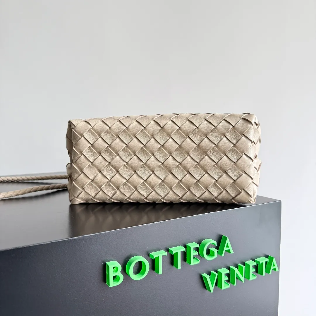 The 2023 new Andiamo batch of 1860 BV has been shipped‼ ️Really popular🔥The new Andiamo woven handbag launched by Bottega Veneta this season is really popular all over the world! ! Celebrities at home and abroad have worn it, and Oscar-winning actress Michelle Yeoh has taken it out on the street. Song Jia, Trai Yara, Yu Feihong, Sanji Ayaka, Rosie Hunting-Whiteley, Yoshioka Riho, etc. have all picked up this bag. It is classic and versatile, showing off its temperament, and the bag capacity is also large, which is very convenient for daily commuting! ! A variety of carrying methods, the shoulder straps can be adjusted by yourself, the original lambskin feels soft and delicate, and the unisex style breaks gender boundaries and brings a more practical and longer-lasting use experience. Andiamo, which has both elegant and casual styles, perfectly interprets the true appearance of "fashionable old money style". Style number: 743568 Size: 25*22*10.5cm